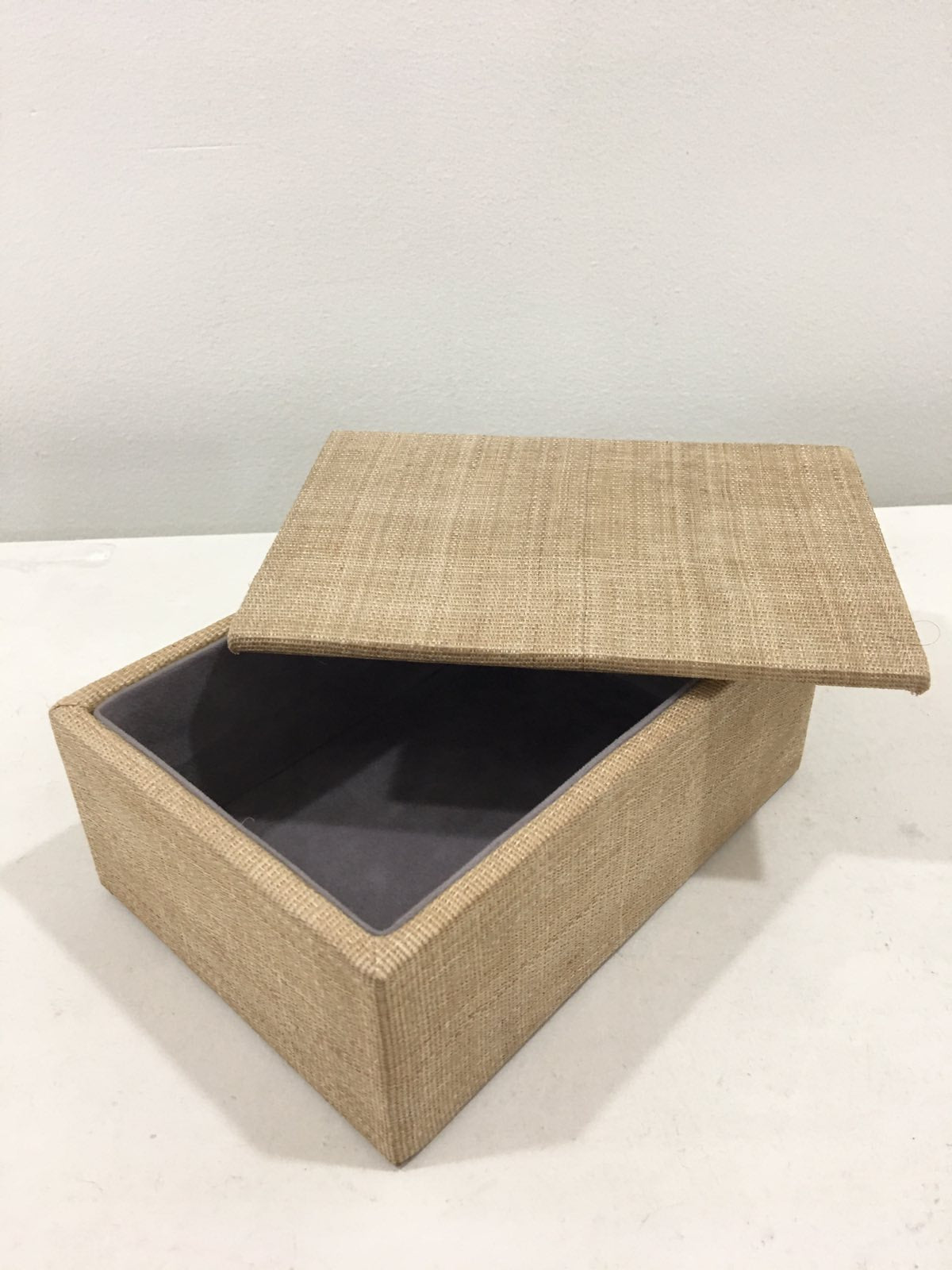Kyla Simple Jewelry Box handcrafted from 100% natural raffia plant fiber using traditional methods. Eco-friendly and elegant, perfect for organizing jewelry and keepsakes while enhancing home décor.